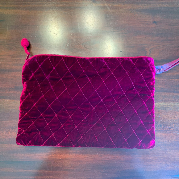 Handbags - 💃🏻B2G1 free- Maroon Velvet Clutch